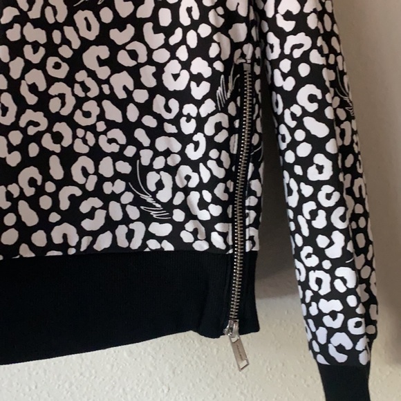 Sale ๐ฅNWT Michael Kors leopard print crewneck top, M - Picture 3 of 6